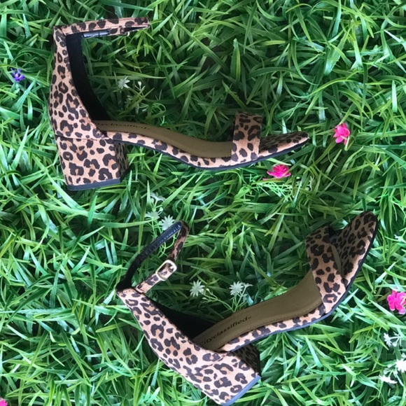 Last 2 City Class Leopard Ankle Strap Heel Sandal - Picture 2 of 8
